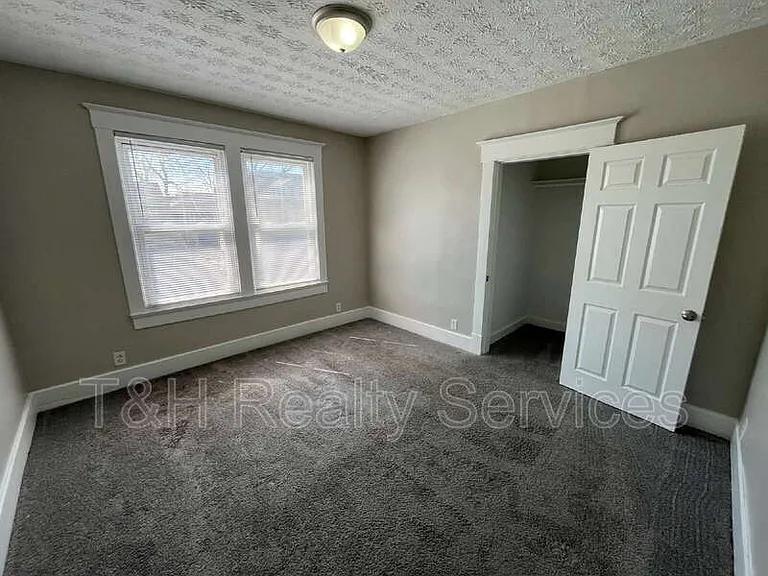512 E 33rd St — Photo 12
