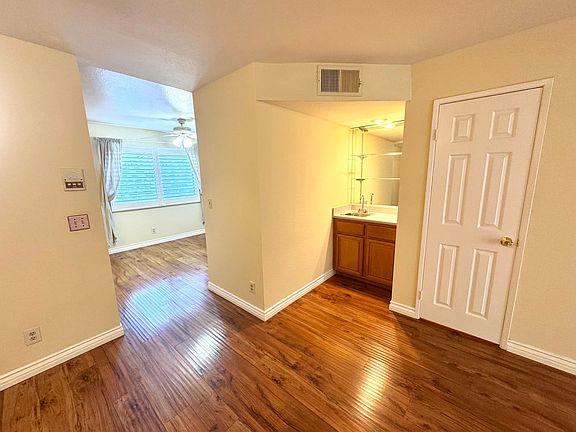 5th image of 12251 Moorpark St APT 106