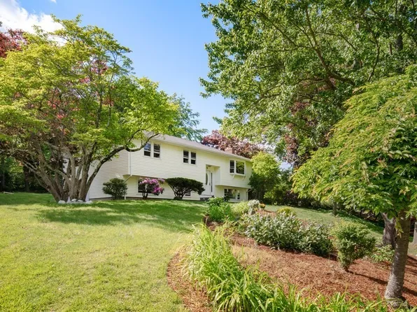 5 Stonybrook Rd, South Walpole, MA 02071