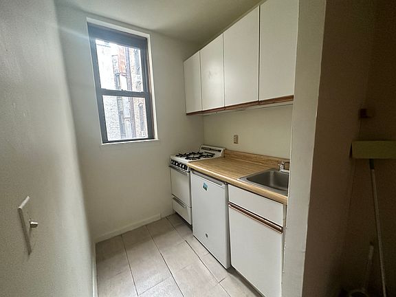 4th image of 128 E 84th St APT 4A