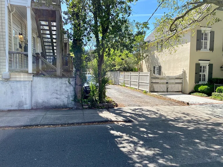 144 Queen St — Photo 25
