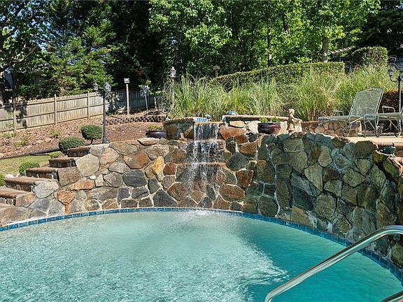 3rd image of 4285 Highborne Dr NE