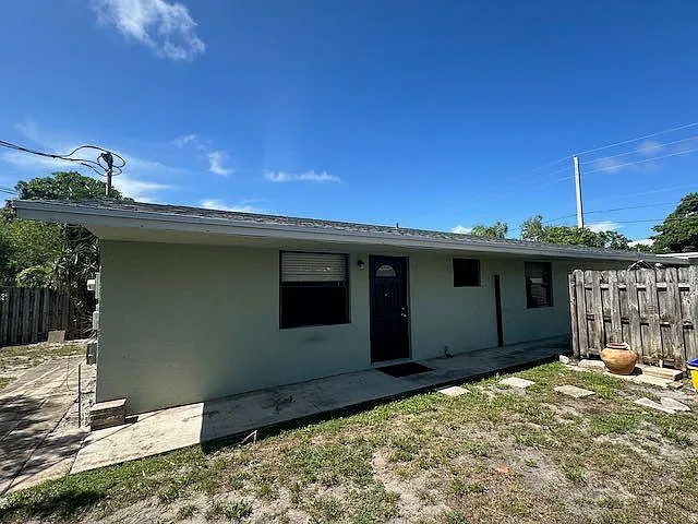 611 E Coast Ave #B — Photo 1