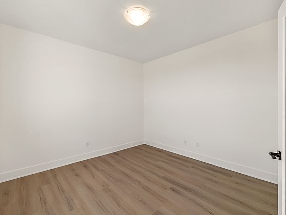 3rd image of 4724 180th St