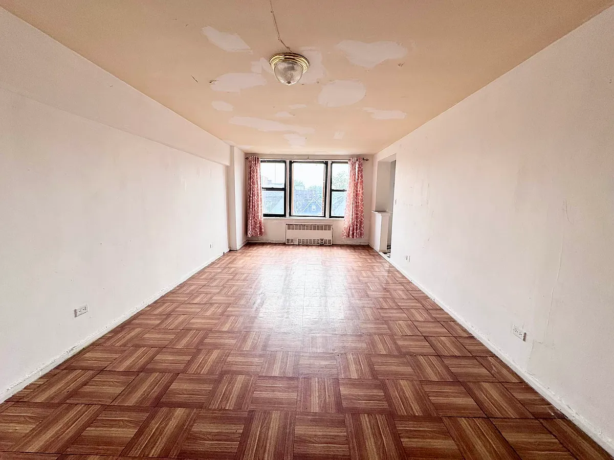 Building Photo - 405 E 16th St #4P