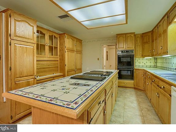 5th image of 431 W Greenway St
