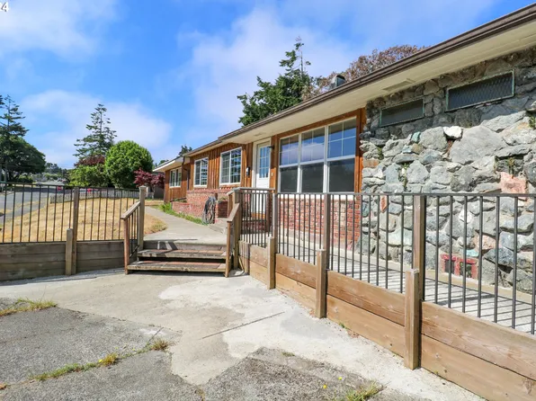 1744 Johnson St, North Bend, OR 97459