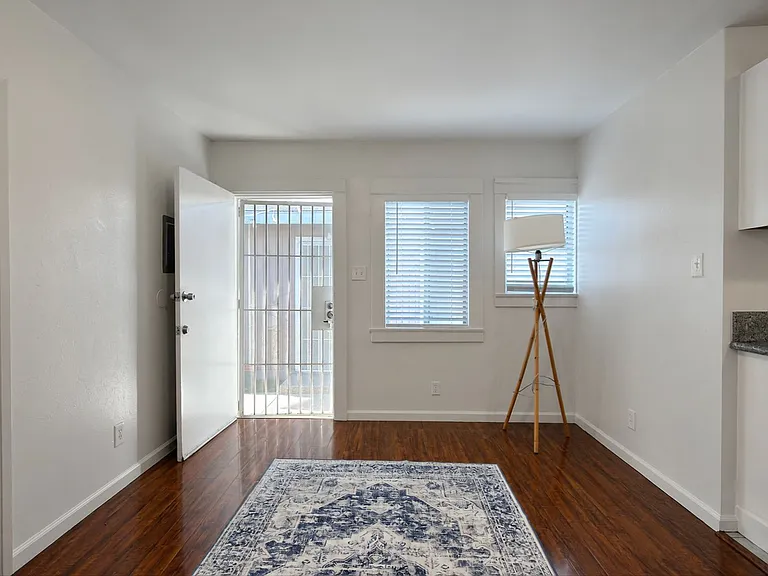 740 Daisy Ave — Photo 5