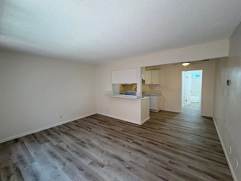 650 Linden Ave — Photo 2