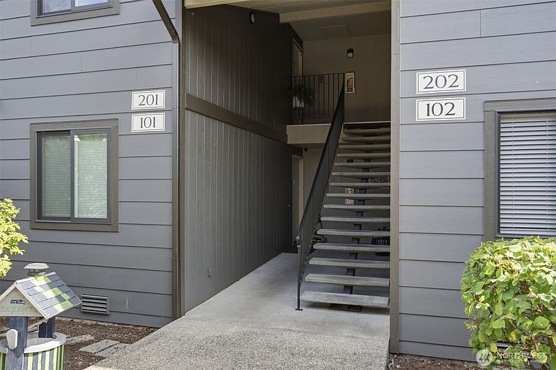 4th image of 3320 Narrows View Lane NE #201