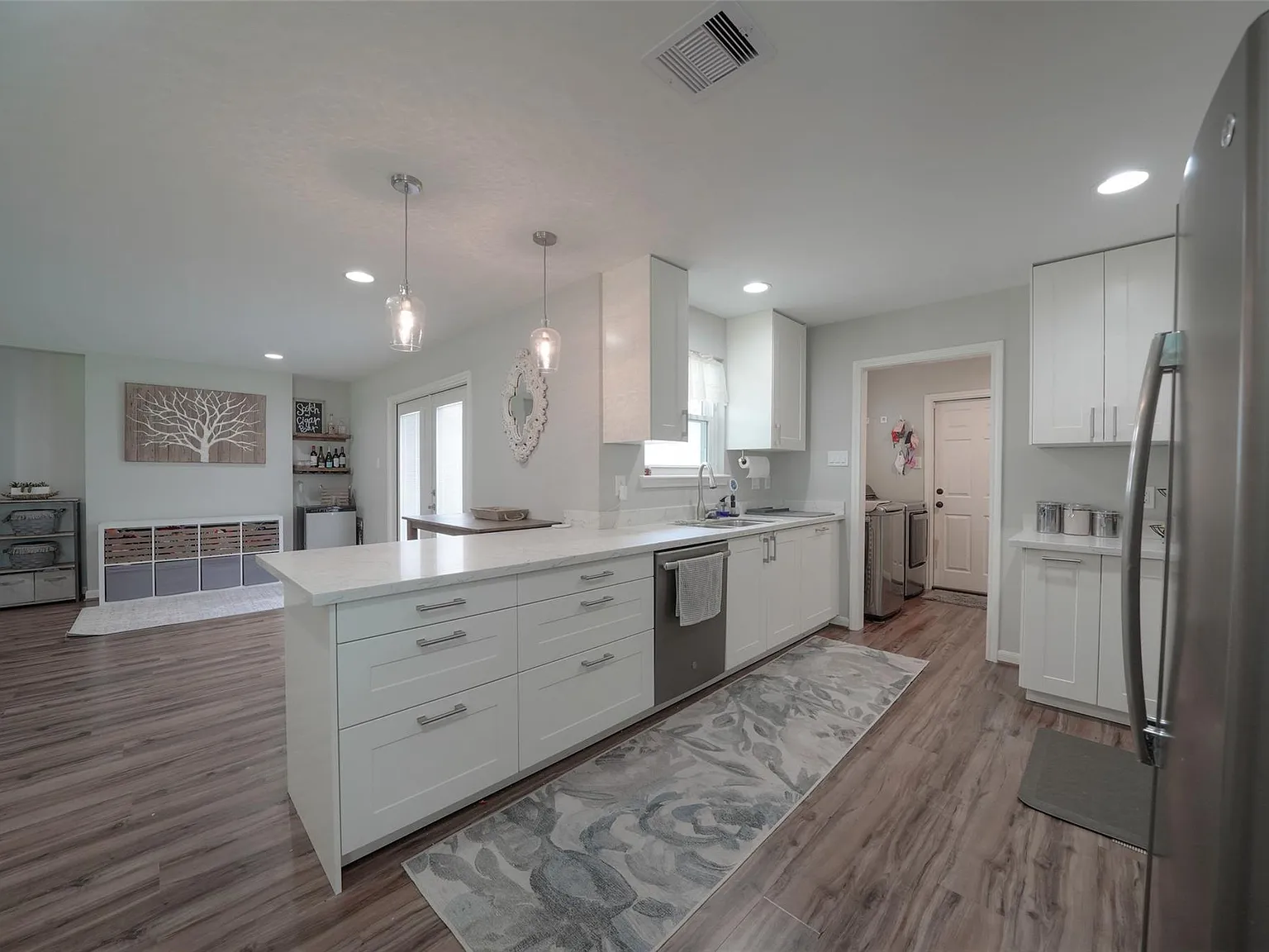3 bed, 2.0 bath, 1943 sqft, $3,400 — Photo 3