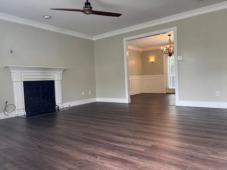 1301 Woodridge Dr — Photo 2