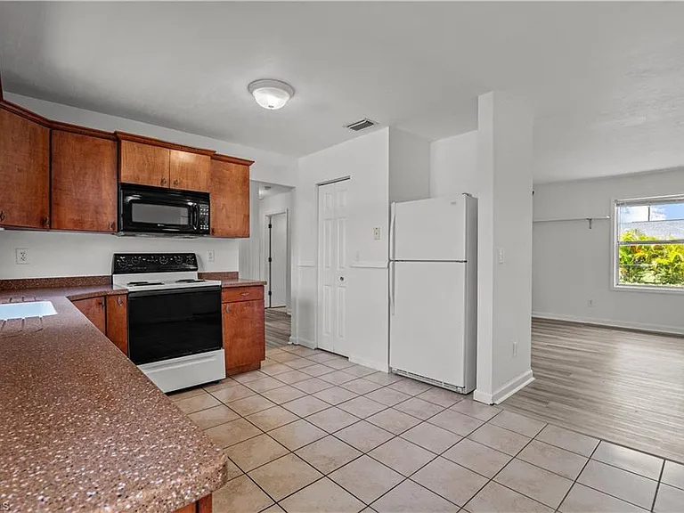 612 Santa Barbara Blvd — Photo 9