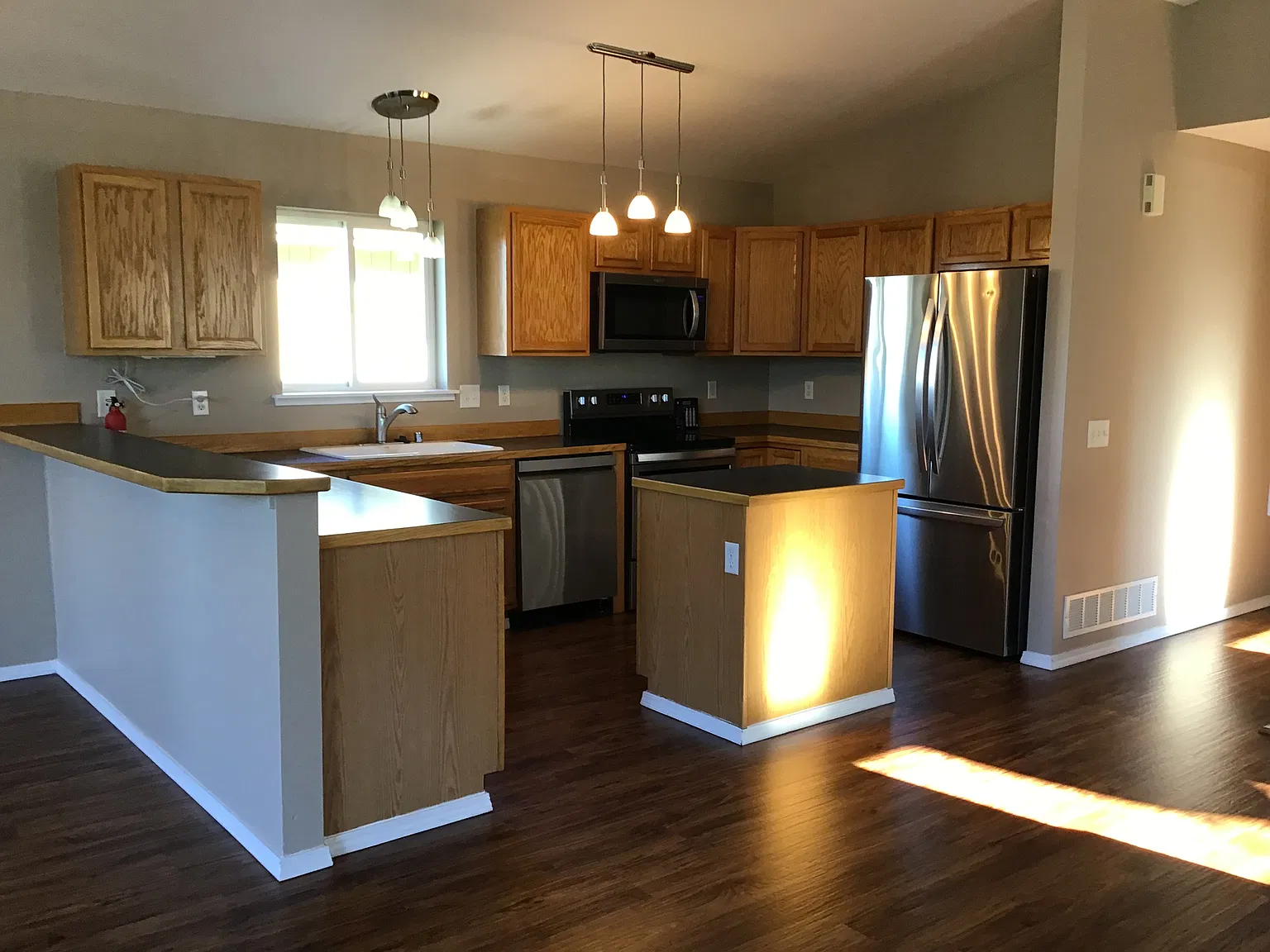 3 bed, 1800 sqft, $3,200 — Photo 3