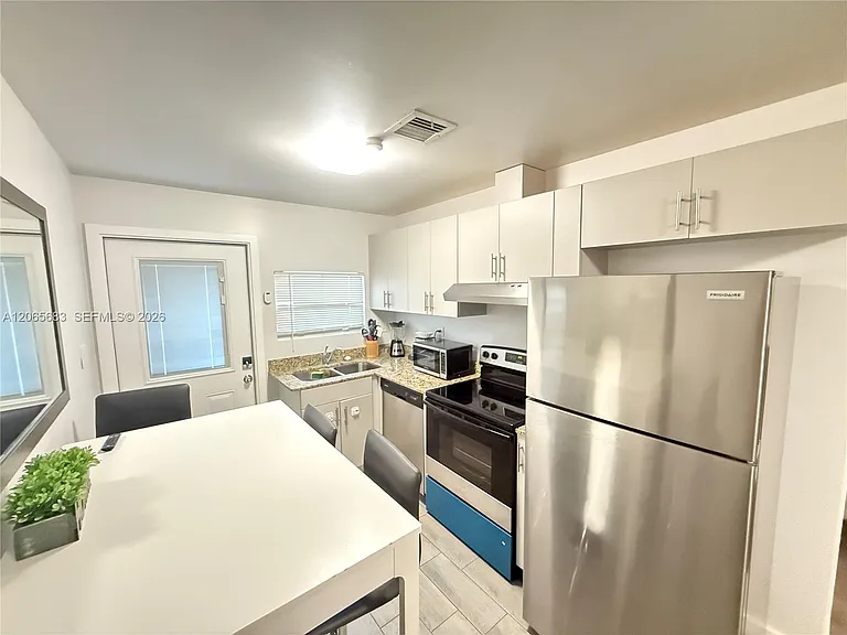 1604 SW 9th St #B — Photo 2