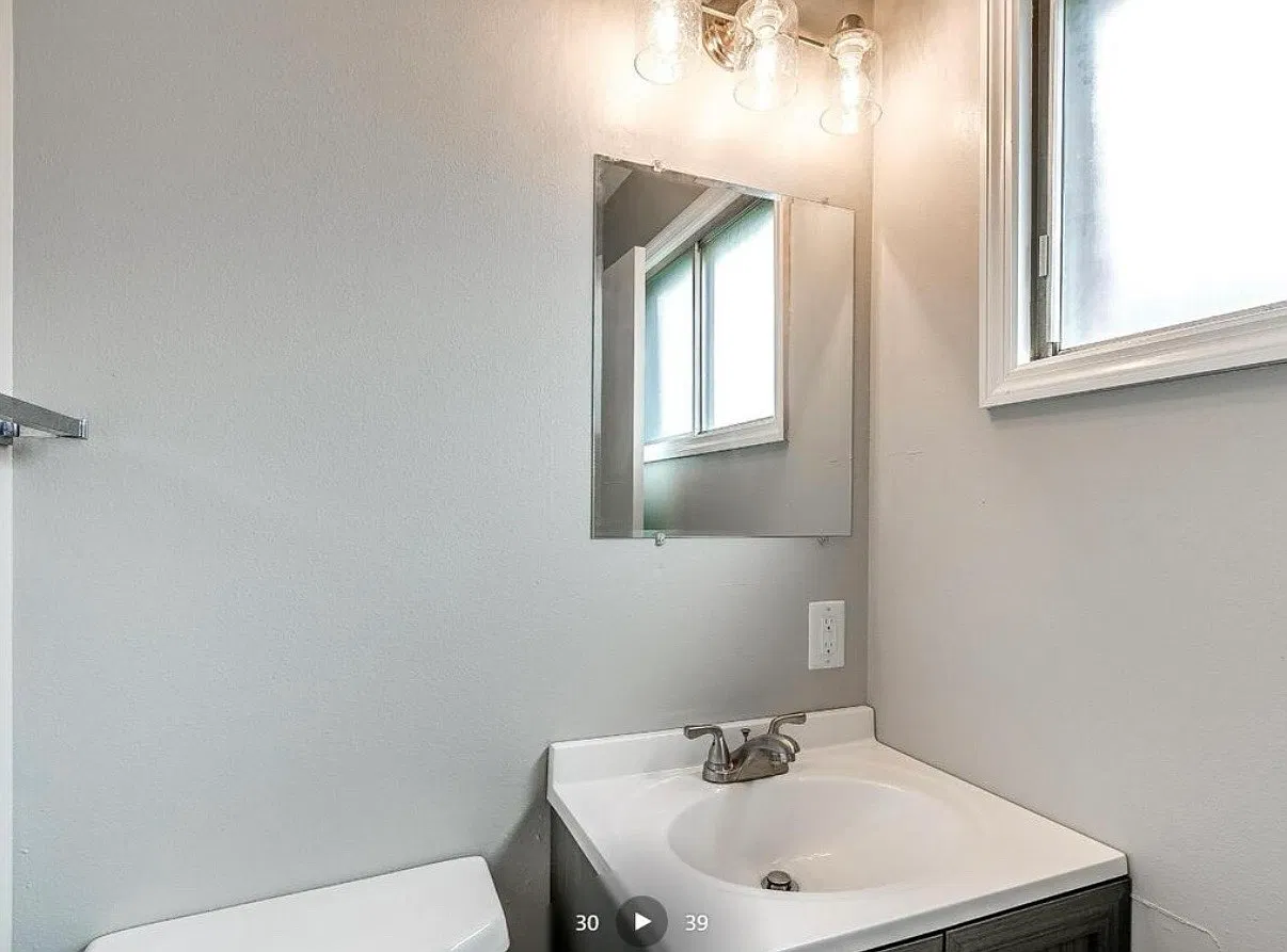 2 bed, 1.5 bath, 900 sqft, $950 — Photo 2