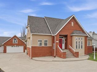 809 E Lakeview Rd, Chestermere, AB T1X1B1