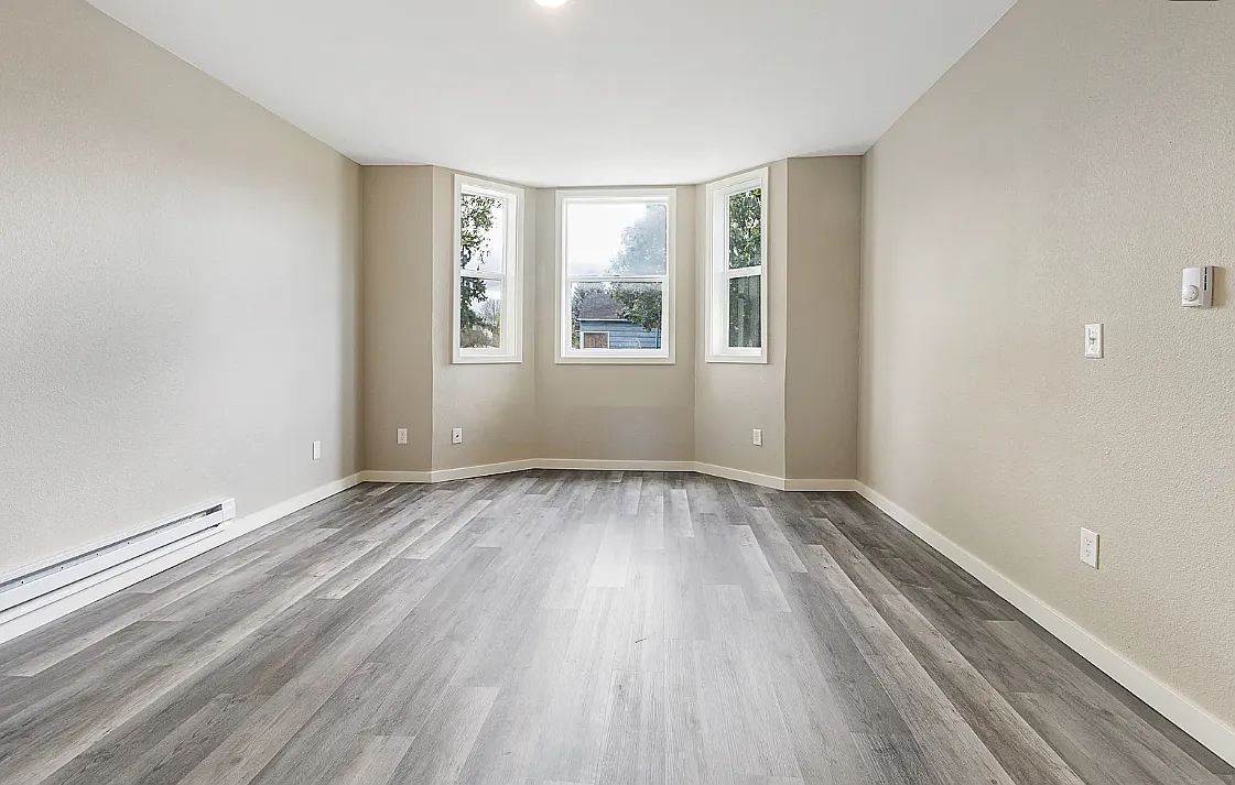Updated 1 Bedroom near Downtown and 6th Ave — Photo 4