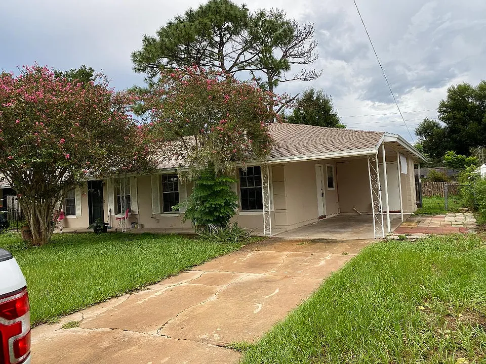 579 Land Ave