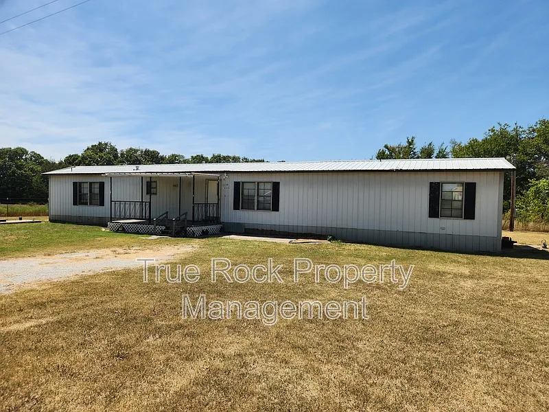 3 bed, 2.0 bath, $950 — Photo 1