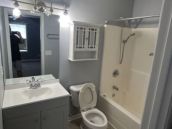 5th image of 220 Eventine Dr
