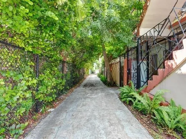 542 NW 8th St, Miami, FL