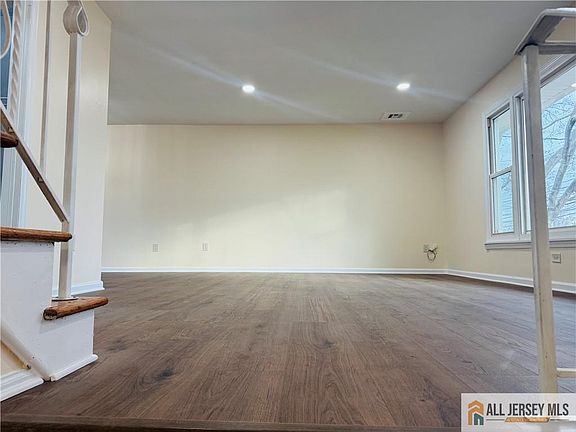 5th image of 1868 Oak Tree Rd