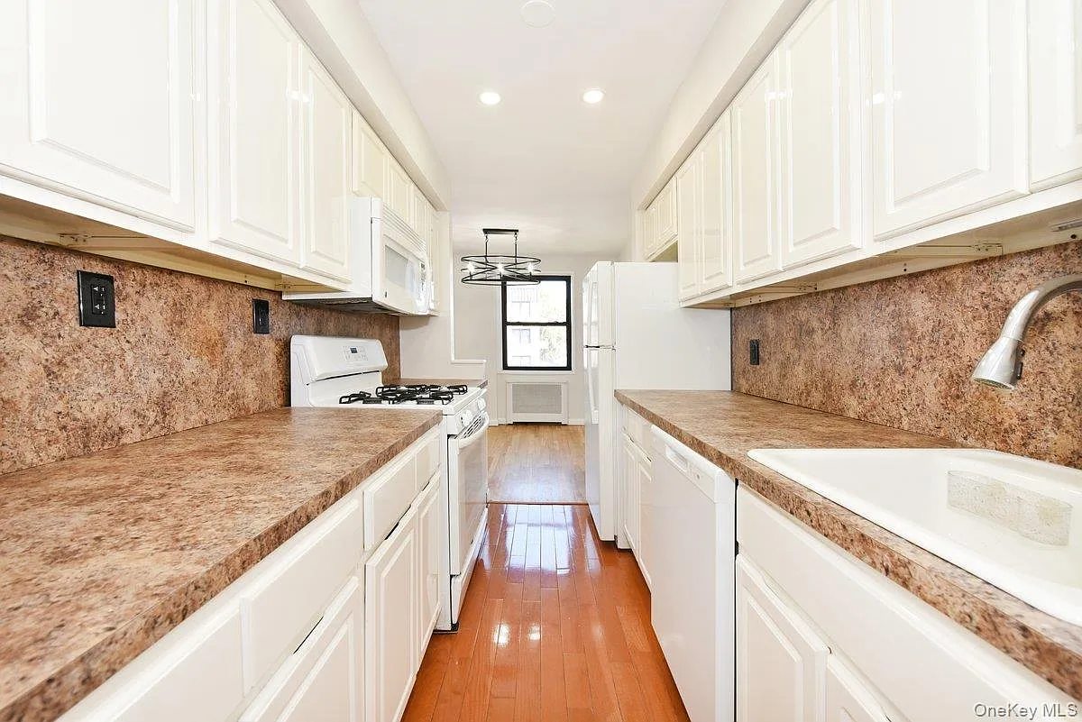 2 bed, 2.0 bath, 1000 sqft, $3,400 — Photo 3
