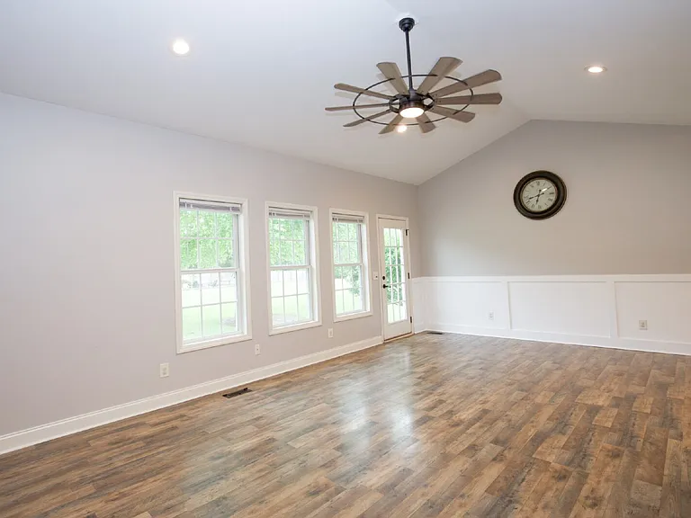 102 Willow Creek Ln — Photo 6