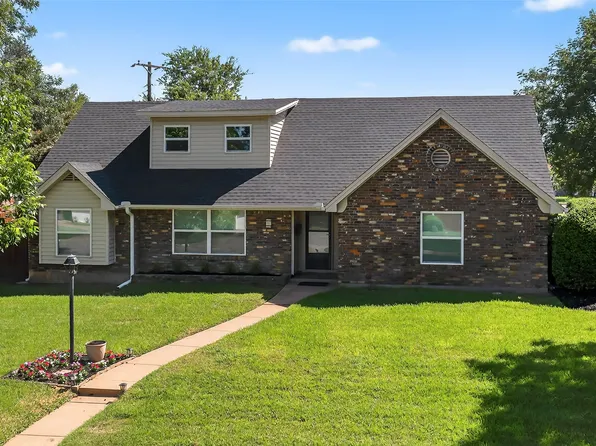 921 Blue Lake Dr, Fort Worth, TX 76103