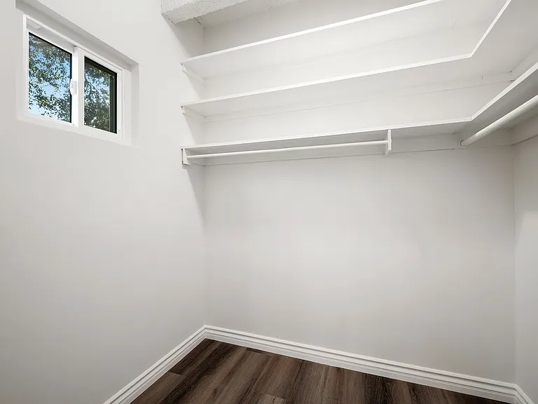 2116 E Chevy Chase Dr #C — Photo 16