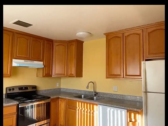 2nd image of 1086 Clyde Ave APT 4