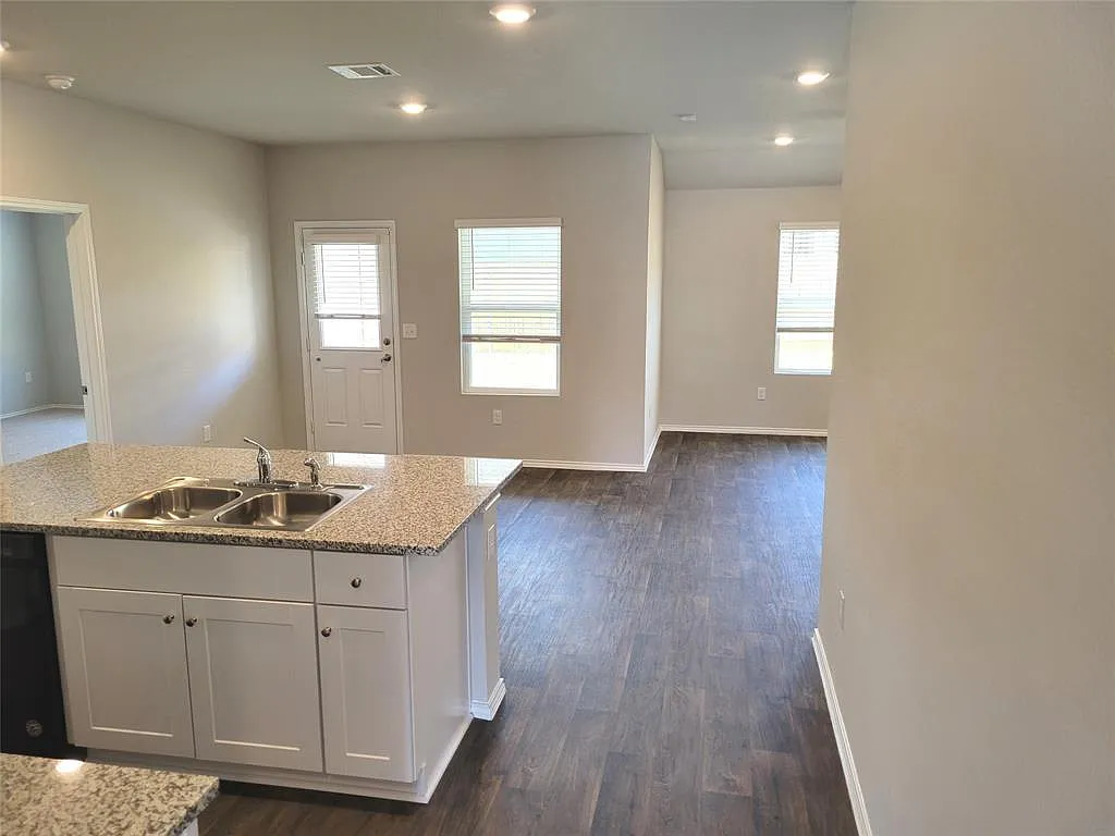 3 bed, 2.0 bath, 1574 sqft, $2,200 — Photo 4