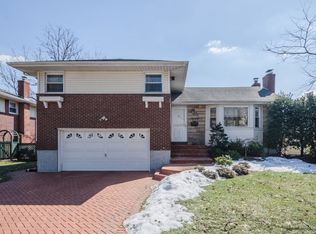 2000 Debra Ct, Merrick, NY 11566