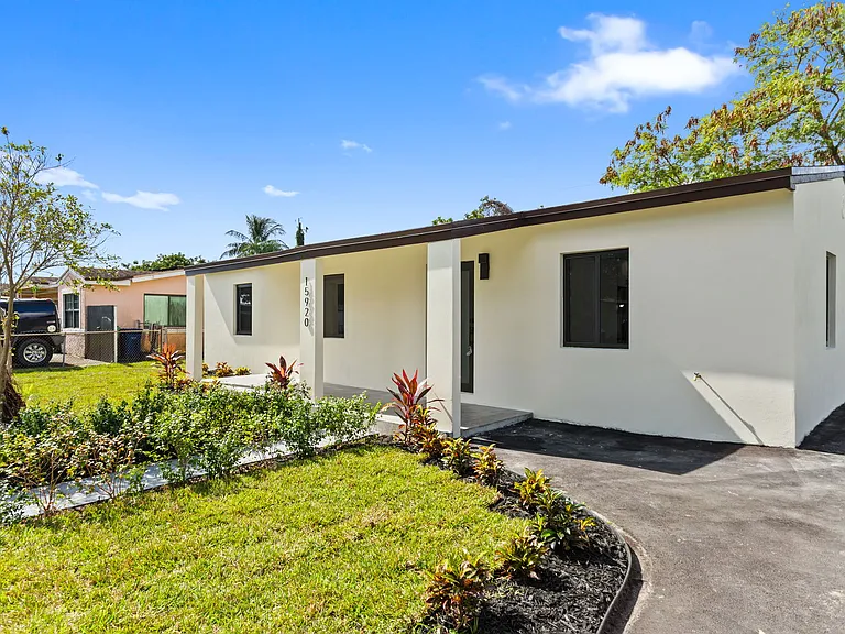 15920 NW 17th Ct — Photo 4