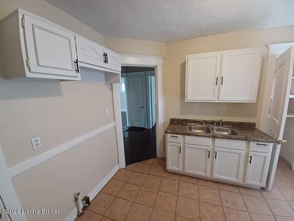 3 bed, 1.0 bath, 900 sqft, $1,100 — Photo 3
