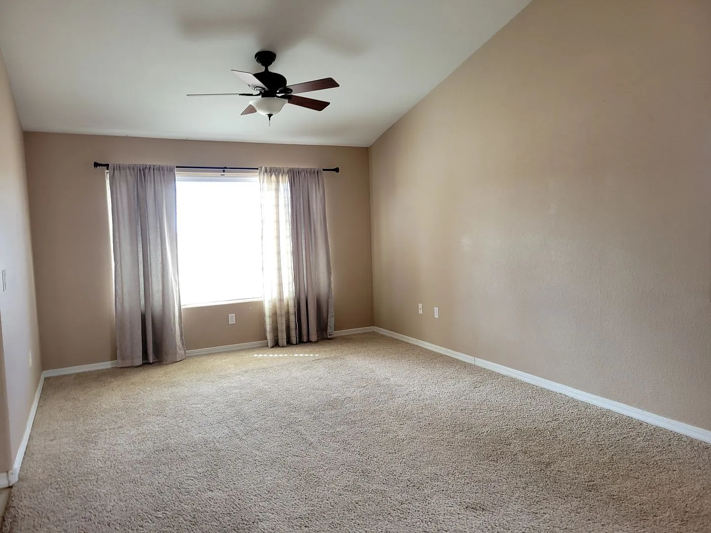 Four Bedrooms In College Park — Photo 2