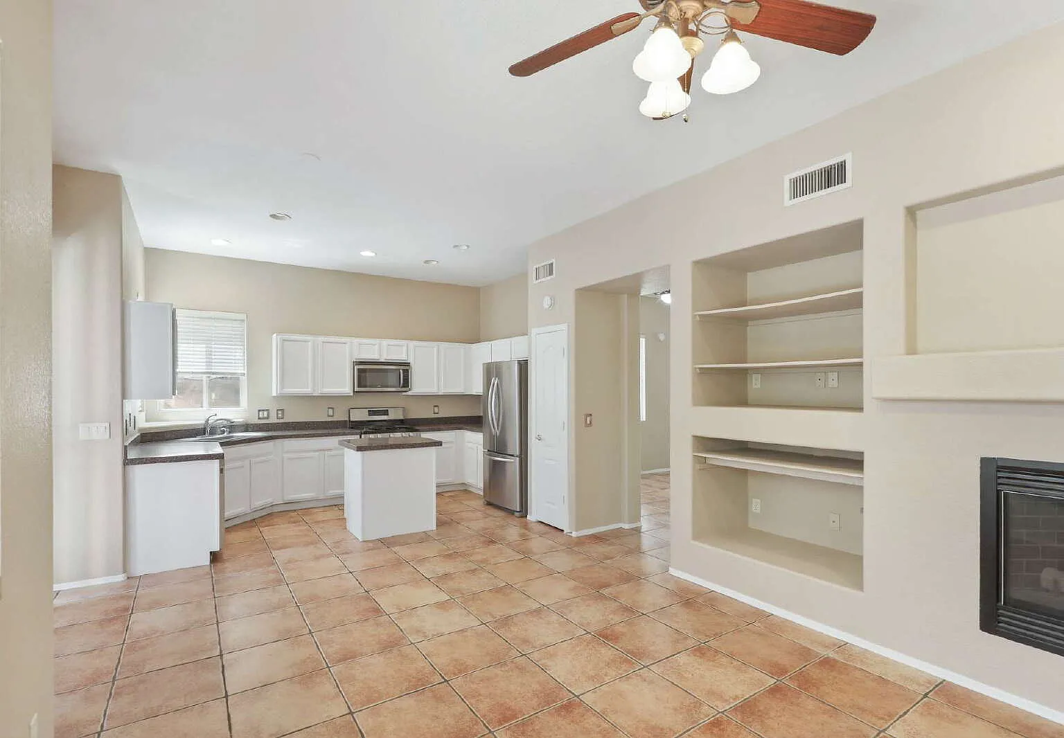 3 bed, 2.0 bath, 1717 sqft, $1,995 — Photo 4
