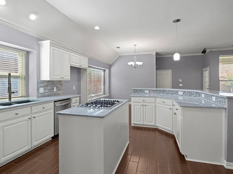 1003 Hunters Creek Dr — Photo 2