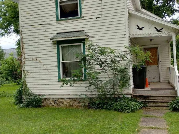 425 E Chestnut St, Breckenridge, MI 48615