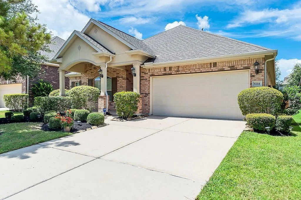4 bed, 2.0 bath, 2217 sqft, $2,295 — Photo 3