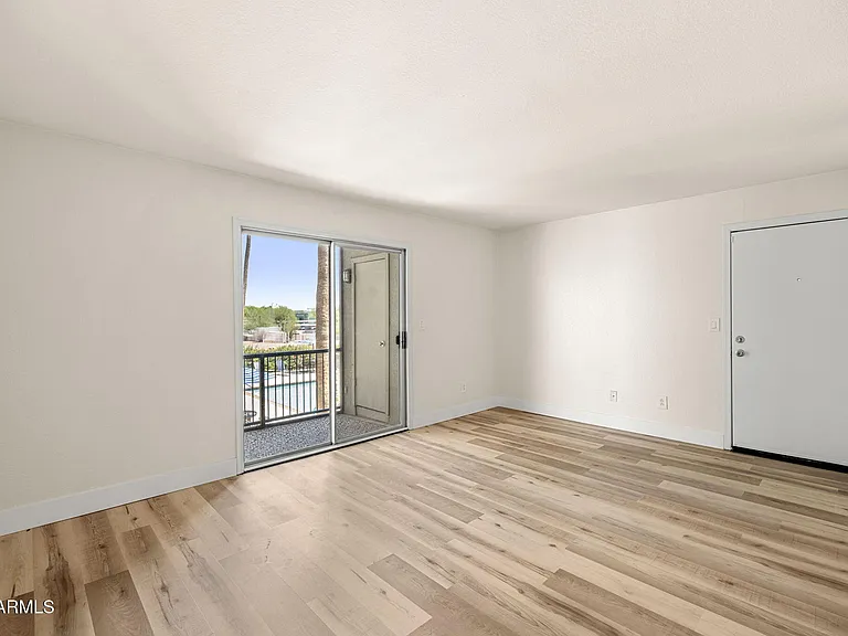 740 W Elm St #207 — Photo 6
