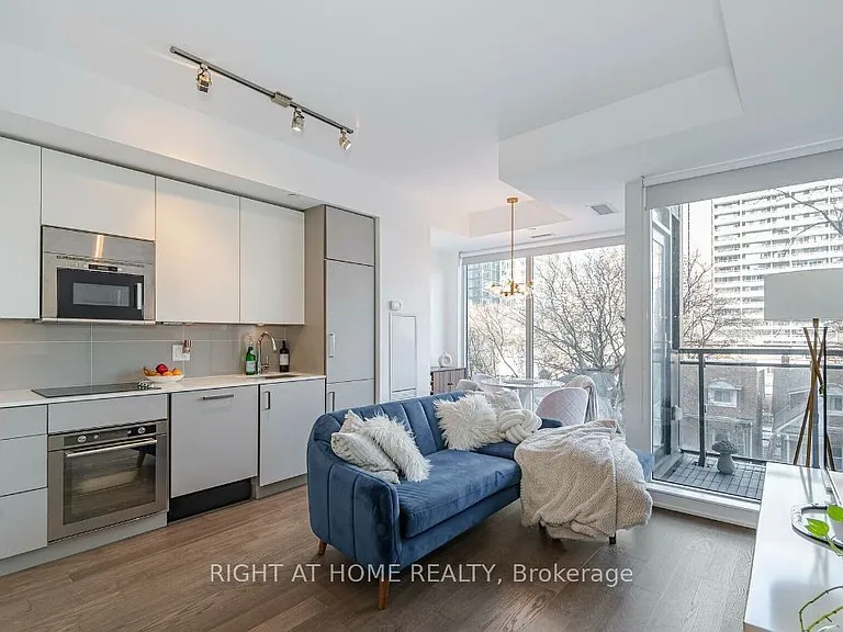 17 Dundonald St #403 — Photo 5