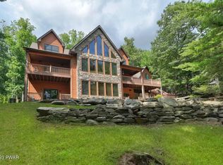 562 Evergreen Dr, Lakeville, PA 18438