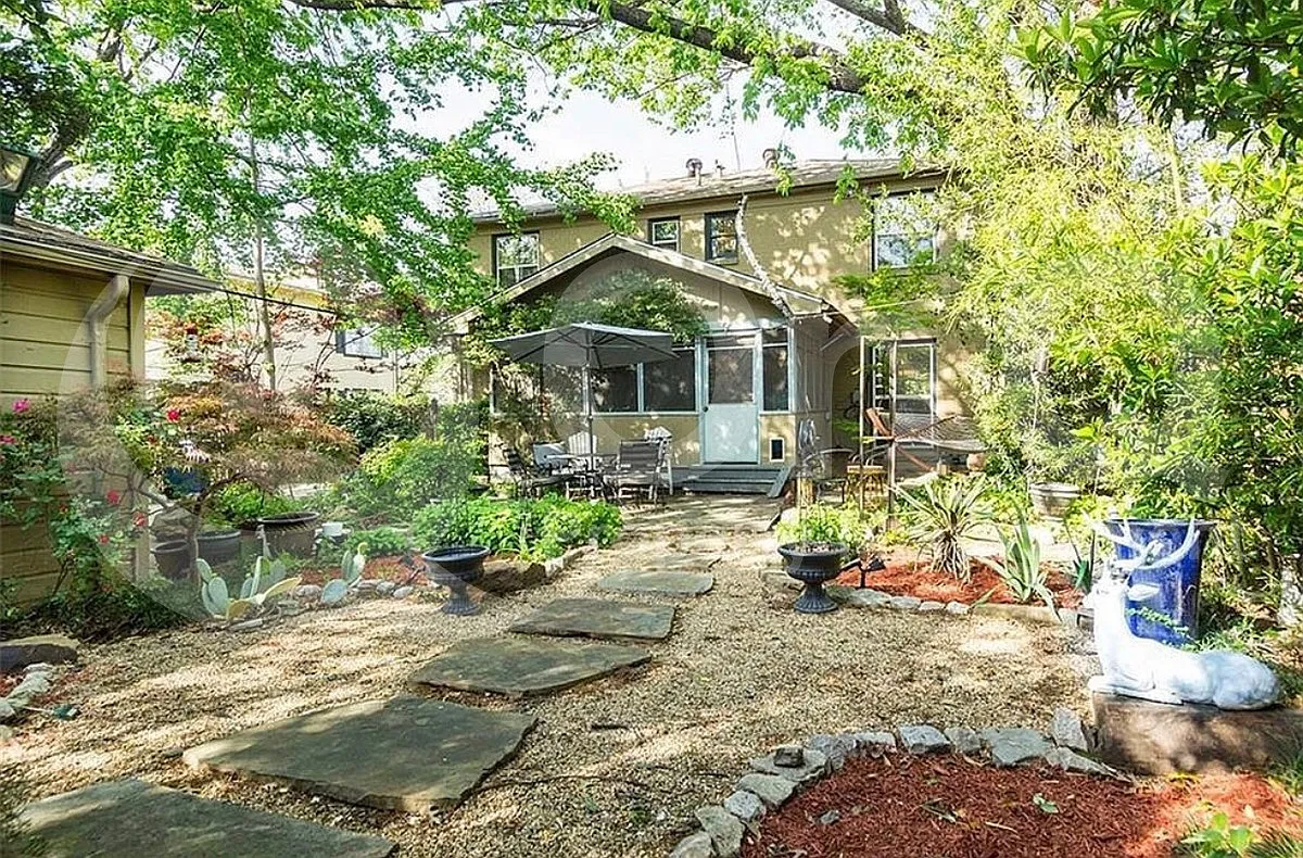 2 bed, 1.0 bath, 1100 sqft, $1,900 — Photo 3