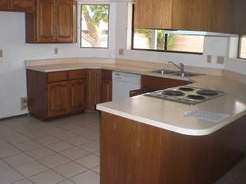 4th image of 3062 E Holmes Ave