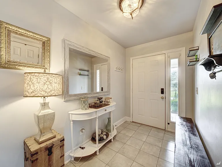 707 Plantation Cir — Photo 2