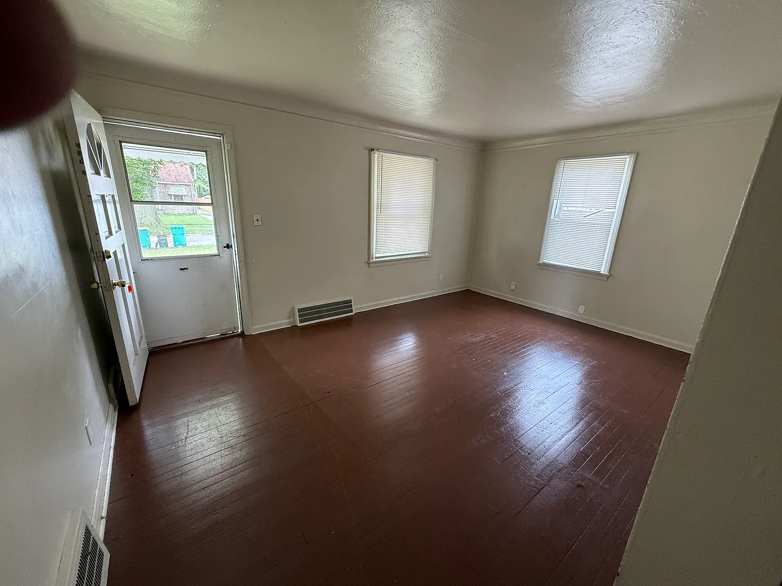 3 bed, 770 sqft, $1,500 — Photo 3