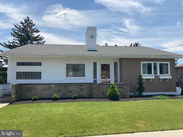 210 Hillcrest Rd, New Holland, PA 17557