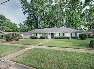1384 Riverwood Dr, Jackson, MS